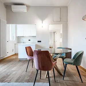https://moscova-livings-exclusive-terrace-and-skyline-view.italymilanhotels.net